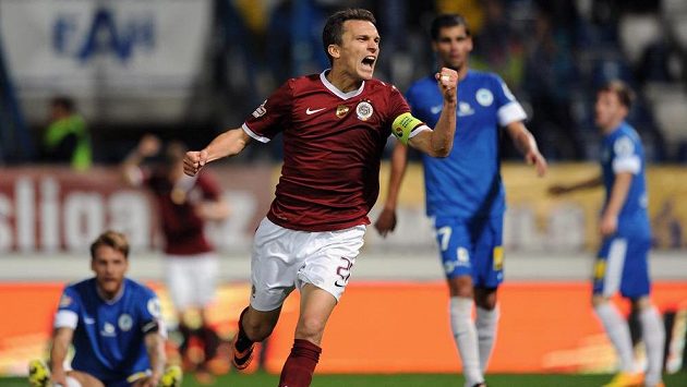 Útočník Sparty Praha David Lafata oslavuje svůj gól na 1:1 v Liberci. Útočník Sparty Praha David Lafata oslavuje svůj gól na 1:1 v Liberci.