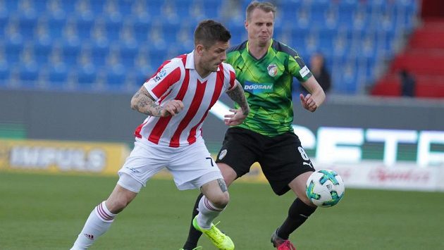 Zleva Martin Fillo z Baníku Ostrava a David Limberský z Plzně. Zleva Martin Fillo z Baníku Ostrava a David Limberský z Plzně.