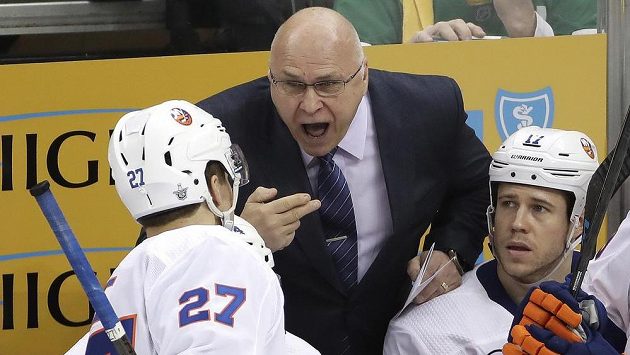 Trenér New York Islanders Barry Trotz uděluje pokyny Andersi Leemu (č. 27). Trenér New York Islanders Barry Trotz uděluje pokyny Andersi Leemu (č. 27).