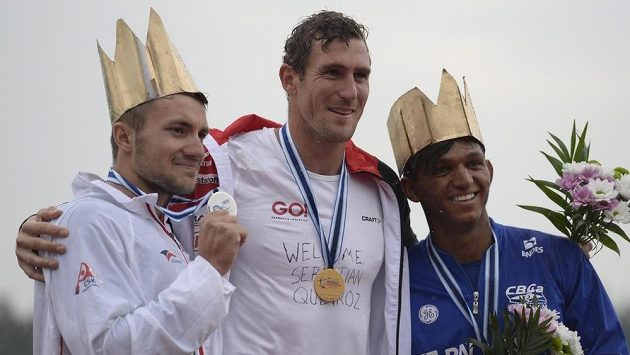 Vítěz Němec Sebastian Brendel (uprostřed), druhý Martin Fuksa z ČR a třetí Brazilec Isaquias Queiroz dos Santos. Vítěz Němec Sebastian Brendel (uprostřed), druhý Martin Fuksa z ČR a třetí Brazilec Isaquias Queiroz dos Santos.