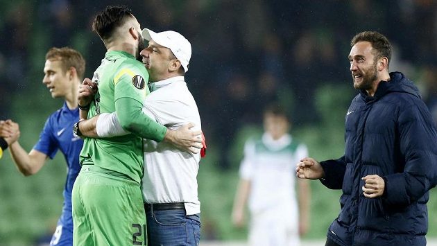 Liberecký kouč Jindřich Trpišovský v objetí s gólmanem Tomášem Koubkem. Liberecký kouč Jindřich Trpišovský v objetí s gólmanem Tomášem Koubkem.