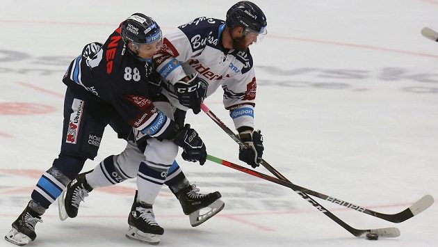 Liberecký útočník Michal Bulíř (vlevo) v souboji s Petrem Šidlíkem z Vítkovic. Liberecký útočník Michal Bulíř (vlevo) v souboji s Petrem Šidlíkem z Vítkovic.