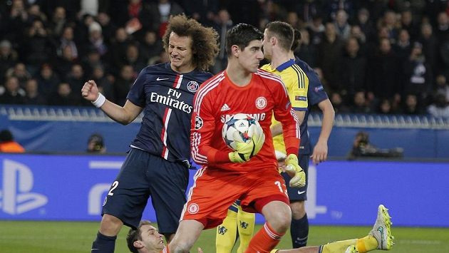 Brankář Chelsea Thibaut Courtois, za ním naštvaný David Luiz z PSG v prvním osmifinále LM. Brankář Chelsea Thibaut Courtois, za ním naštvaný David Luiz z PSG v prvním osmifinále LM.