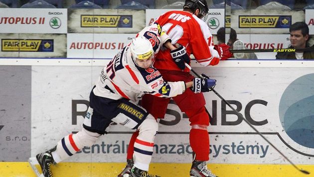 V souboji chomutovský obránce Jan Rutta (vlevo) a Richard Diviš z Olomouce. V souboji chomutovský obránce Jan Rutta (vlevo) a Richard Diviš z Olomouce.