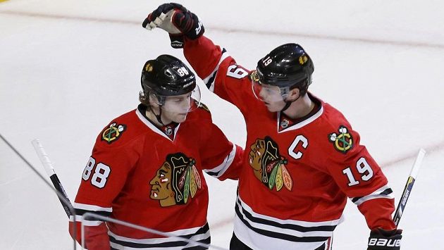 Jonathan Toews (19) a Patrick Kane jásají po gólu proti Columbusu. Jonathan Toews (19) a Patrick Kane jásají po gólu proti Columbusu.