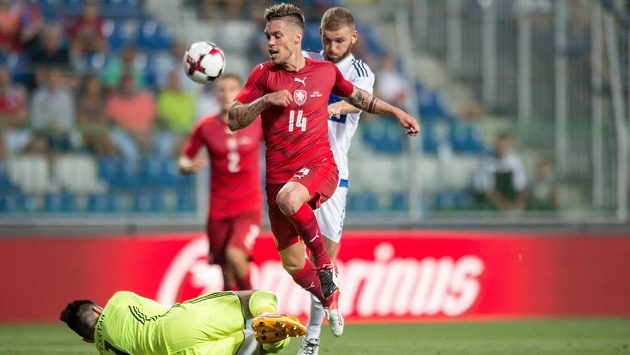 Český útočník Václav Kadlec během přípravného utkání s Arménií. Český útočník Václav Kadlec během přípravného utkání s Arménií.