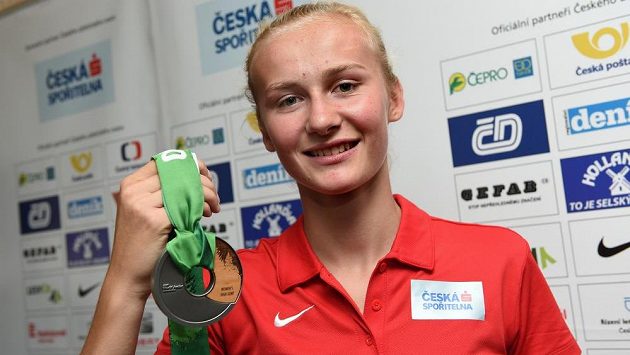 Výškařka Michaela Hrubá na archivním snímku po návratu z MS juniorů v americkém Eugene. Výškařka Michaela Hrubá na archivním snímku po návratu z MS juniorů v americkém Eugene.