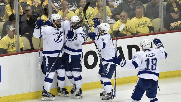 Radost hráčů Tampy po rozhodující trefě v pátém utkání s Pittburghem, zleva Jason Garrison, Nikita Kucherov, Tyler Johnson (9) a Ondřej Palát. Radost hráčů Tampy po rozhodující trefě v pátém utkání s Pittburghem, zleva Jason Garrison, Nikita Kucherov, Tyler Johnson (9) a Ondřej Palát.