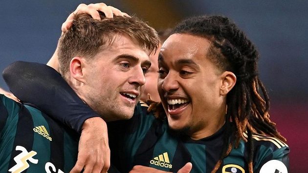 Fotbalisté Leedsu Patrick Bamford slaví se spoluhráči svůj druhý gól proti Aston Ville. Fotbalisté Leedsu Patrick Bamford slaví se spoluhráči svůj druhý gól proti Aston Ville.
