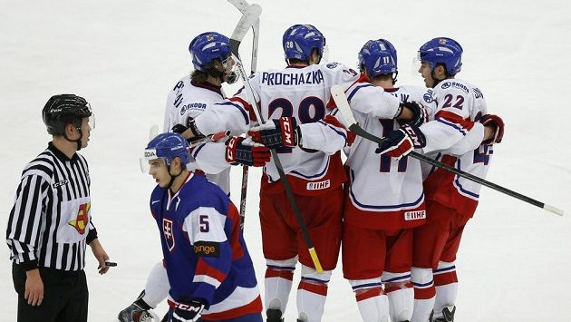 Čeští hokejisté do 20 let (zleva) David Pasterňák, Martin Procházka, Petr Šidlík a Ronald Knot se radují z branky proti Slovensku. Čeští hokejisté do 20 let (zleva) David Pasterňák, Martin Procházka, Petr Šidlík a Ronald Knot se radují z branky proti Slovensku.
