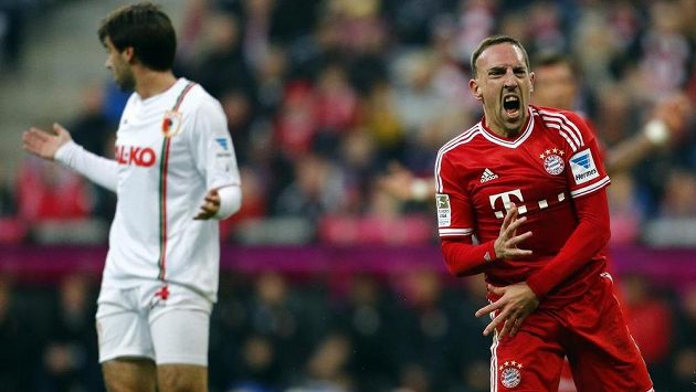 Hvězda Bayernu Mnichov Franck Ribéry (vpravo) a český záložník Augsburgu Jan Morávek. Hvězda Bayernu Mnichov Franck Ribéry (vpravo) a český záložník Augsburgu Jan Morávek.