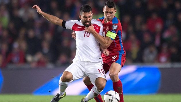 Marek Suchý v souboji o míč s Ardou Turanem z Turecka. Marek Suchý v souboji o míč s Ardou Turanem z Turecka.