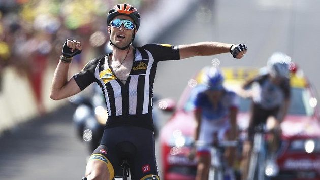 Britský cyklista Stephen Cummings se raduje z vítězství ve 14. etapě Tour de France. Britský cyklista Stephen Cummings se raduje z vítězství ve 14. etapě Tour de France.