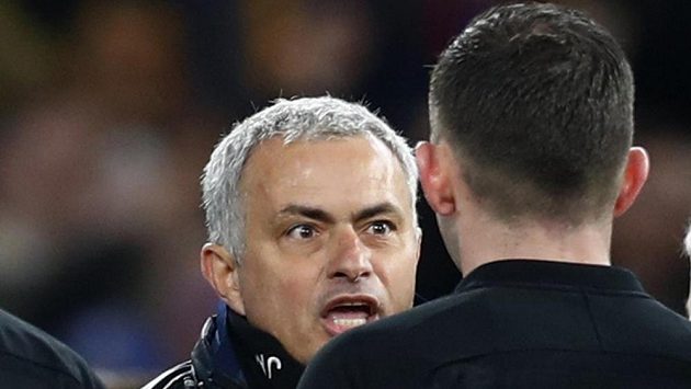 Manažer Manchesteru United José Mourinho si měl po čtvrtfinále Anglického poháru co říct s rozhodčím. Jeho tým vypadl po prohře s Chelsea. Manažer Manchesteru United José Mourinho si měl po čtvrtfinále Anglického poháru co říct s rozhodčím. Jeho tým vypadl po prohře s Chelsea.