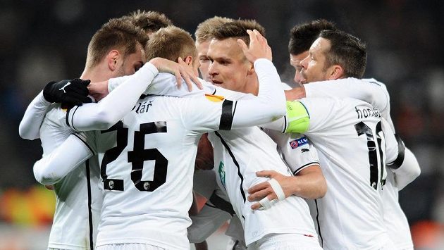 Hráči Viktorie Plzeň oslavují první gól proti Šachtaru. Hráči Viktorie Plzeň oslavují první gól proti Šachtaru.