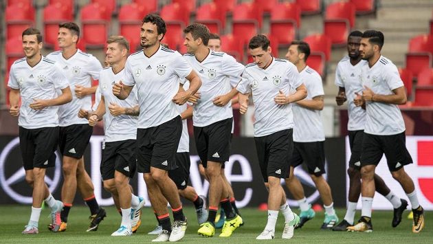 Německý obránce Mats Hummels a jeho spoluhráči během tréninku před utkáním kvalifikace MS 2018 v Eden Areně v Praze. Německý obránce Mats Hummels a jeho spoluhráči během tréninku před utkáním kvalifikace MS 2018 v Eden Areně v Praze.