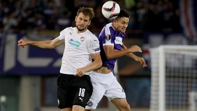 Tarkan Serbest z Austrie a plzeňský útočník Tomáš Poznar (vlevo) v hlavičkovém souboji. Tarkan Serbest z Austrie a plzeňský útočník Tomáš Poznar (vlevo) v hlavičkovém souboji.