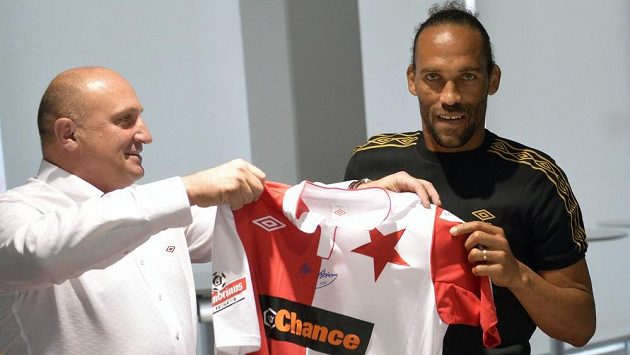 Kapverdský fotbalista Fernando Neves (vpravo) převzal z rukou generálního ředitele klubu Jaromíra Šeterleho (vlevo) dres mužstva SK Slavia Praha. Kapverdský fotbalista Fernando Neves (vpravo) převzal z rukou generálního ředitele klubu Jaromíra Šeterleho (vlevo) dres mužstva SK Slavia Praha.