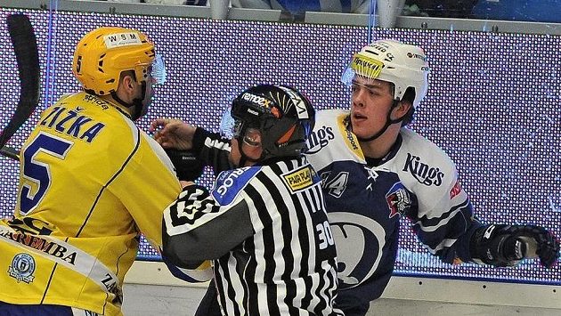 Rozhodčí se snaží zažehnat konflikt mezi zlínským bekem Tomášem Žižkou a Matějem Beranem z Plzně. Rozhodčí se snaží zažehnat konflikt mezi zlínským bekem Tomášem Žižkou a Matějem Beranem z Plzně.