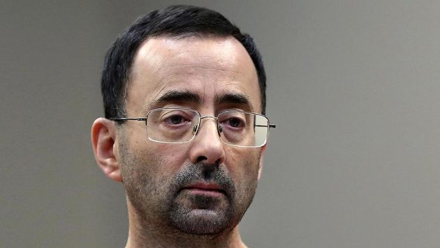 Bývalý lékař gymnastické reprezentace Larry Nassar, který byl odsouzen za dlouholeté sexuální zneužívání dívek a žen. Bývalý lékař gymnastické reprezentace Larry Nassar, který byl odsouzen za dlouholeté sexuální zneužívání dívek a žen.