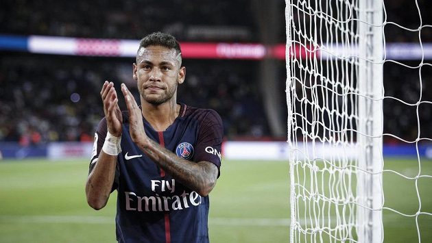 Neymar před fanoušky PSG po utkání s Toulouse. Neymar před fanoušky PSG po utkání s Toulouse.