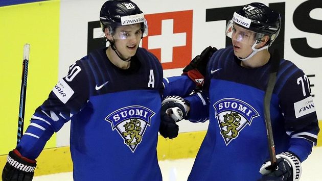 Finský hokejista Sebastian Aho slaví se spoluhráčem Markusem Nutivaarou svou druhou trefu do sítě USA v utkání mistrovství světa. Finský hokejista Sebastian Aho slaví se spoluhráčem Markusem Nutivaarou svou druhou trefu do sítě USA v utkání mistrovství světa.