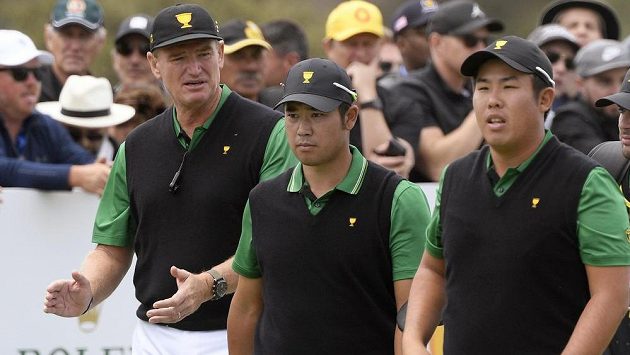 Kapitán Ernie Els (vlvevo), Hideki Macujama a An Pjong-hon při Prezidentském poháru. Kapitán Ernie Els (vlvevo), Hideki Macujama a An Pjong-hon při Prezidentském poháru.