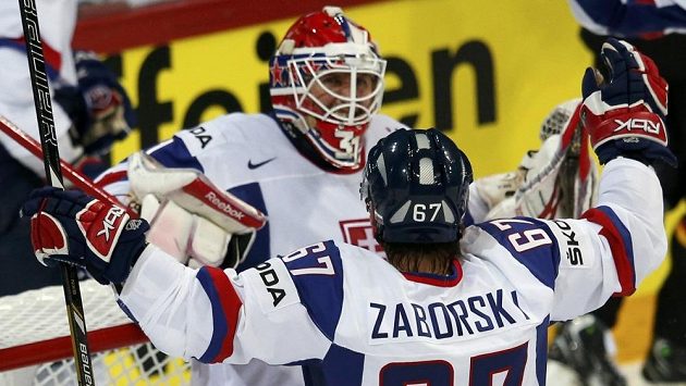 Slovenský útočník Tomáš Záborský se raduje s brankářem Rastislavem Staňou (vlevo). Slovenský útočník Tomáš Záborský se raduje s brankářem Rastislavem Staňou (vlevo).