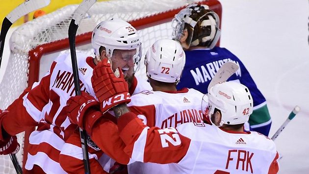Útočník Detroitu Martin Frk (42) slaví gól proti Vancouveru Canucks spolu s Anthonym Manthou (39) a Andreasem Athanasiouem (72). Útočník Detroitu Martin Frk (42) slaví gól proti Vancouveru Canucks spolu s Anthonym Manthou (39) a Andreasem Athanasiouem (72).