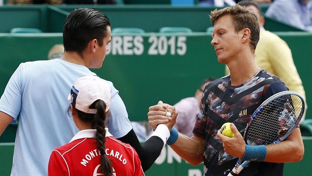 Tomáš Berdych (vpravo) podává ruku Milosi Raonicovi, jenž čtvrtfinálový duel v Monte Carlu vzdal kvůli zdravotním problémům. Tomáš Berdych (vpravo) podává ruku Milosi Raonicovi, jenž čtvrtfinálový duel v Monte Carlu vzdal kvůli zdravotním problémům.