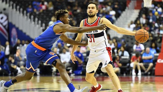 Tomáš Satoranský (vpravo), zastavit se ho snaží Frank Ntilikina z New York Knicks. Tomáš Satoranský (vpravo), zastavit se ho snaží Frank Ntilikina z New York Knicks.