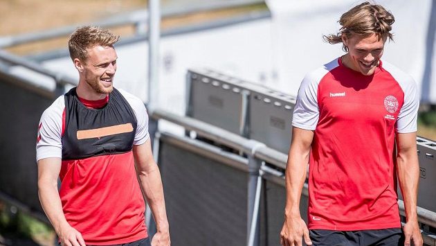 Dánští fotbalisté Nicolai Jorgensen a Jannik Vestergaard během tréninku před MS. Dánští fotbalisté Nicolai Jorgensen a Jannik Vestergaard během tréninku před MS.