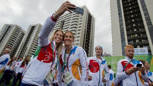 Tenistka Andrea Hlaváčková (vlevo) a skifařka Miroslava Topinková Knapková si pořizují selfie před slavnostním nástupem. Tenistka Andrea Hlaváčková (vlevo) a skifařka Miroslava Topinková Knapková si pořizují selfie před slavnostním nástupem.