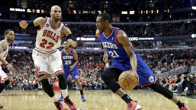 Thaddeus Young z Philadelphie (číslo 21) obchází Taje Gibsona z Chicaga Bulls. Thaddeus Young z Philadelphie (číslo 21) obchází Taje Gibsona z Chicaga Bulls.