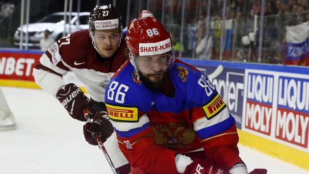 Ruský hokejista Nikita Kučerov pronásledovaný Lotyšem Oskarsem Cibulkisem. Ruský hokejista Nikita Kučerov pronásledovaný Lotyšem Oskarsem Cibulkisem.