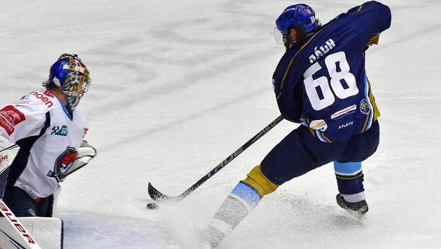 Kladenský hráč Jaromír Jágr střílí druhý gól chomutovskému brankáři Justinu Petersovi v utkání baráže. Kladenský hráč Jaromír Jágr střílí druhý gól chomutovskému brankáři Justinu Petersovi v utkání baráže.