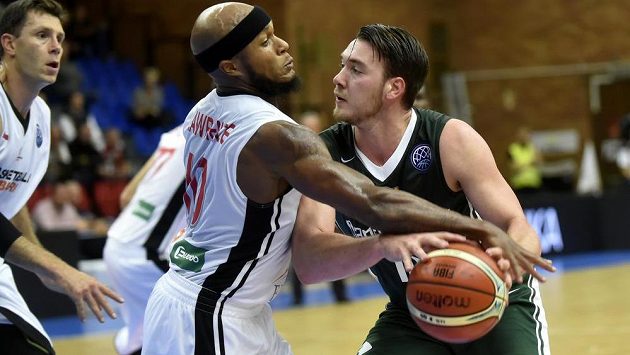 Basketbalisté Nymburku vstoupili do nové sezony Ligy mistrů domácí porážkou s Nanterre 72:81. Doma v pohárech prohráli po 13 výhrách v řadě. Eugene Lawrence (vlevo) z Nymburka se snaží obrat o míč a Huga Invernizziho z Nanterre. Basketbalisté Nymburku vstoupili do nové sezony Ligy mistrů domácí porážkou s Nanterre 72:81. Doma v pohárech prohráli po 13 výhrách v řadě. Eugene Lawrence (vlevo) z Nymburka se snaží obrat o míč a Huga Invernizziho z Nanterre.