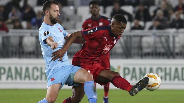 Fotbalista Slavie Josef Hušbauer (vlevo) se snaží dostat k míči přes Samuela Kalua z Bordeaux v utkání Evropské ligy. Fotbalista Slavie Josef Hušbauer (vlevo) se snaží dostat k míči přes Samuela Kalua z Bordeaux v utkání Evropské ligy.