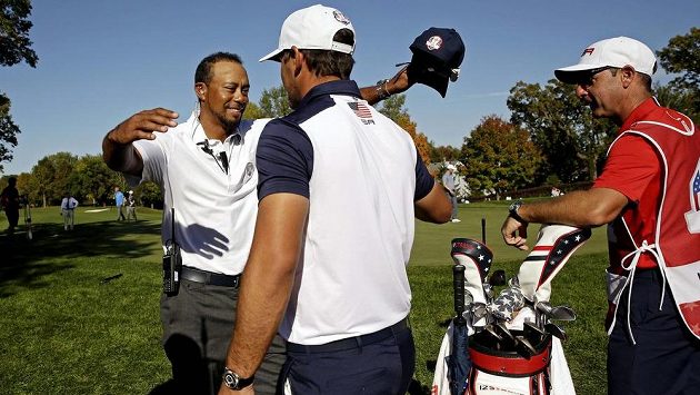 Kapitán týmu USA Tiger Woods (vlevo) gratuluje Brooksu Koepkovi. Kapitán týmu USA Tiger Woods (vlevo) gratuluje Brooksu Koepkovi.