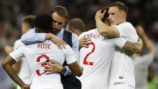 Hlavní trenér fotbalistů Anglie Gareth Southgate utěšuje své svěřence po porážce v semifinále MS. Hlavní trenér fotbalistů Anglie Gareth Southgate utěšuje své svěřence po porážce v semifinále MS.
