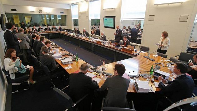 Mezinárodní tribunál v sídle FIA v Paříži šetří test stáje Mercedes a dodavatele pneumatik Pirelli. Mezinárodní tribunál v sídle FIA v Paříži šetří test stáje Mercedes a dodavatele pneumatik Pirelli.