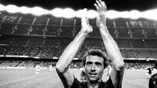 Enrique Castro přezdívaný Quini na archivním snímku v dresu Barcelony. Enrique Castro přezdívaný Quini na archivním snímku v dresu Barcelony.