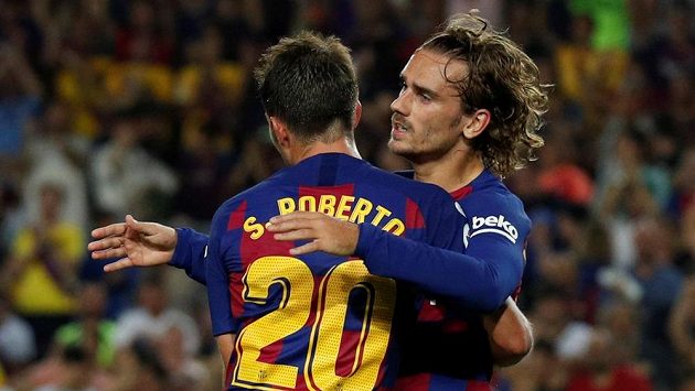 Útočník Barcelony Antoine Griezmann oslavuje se Sergim Robertem jeden ze svých dvou gólů proti Betisu Sevilla. Útočník Barcelony Antoine Griezmann oslavuje se Sergim Robertem jeden ze svých dvou gólů proti Betisu Sevilla.
