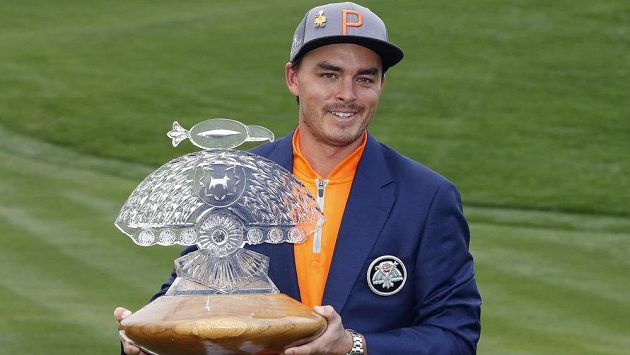 Americký golfista Rickie Fowler s trofejí pro vítěze turnaje Phoenix Open ve Scottsdale. Americký golfista Rickie Fowler s trofejí pro vítěze turnaje Phoenix Open ve Scottsdale.