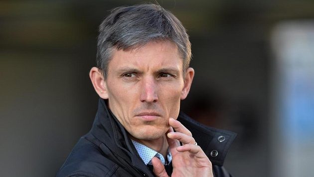 Vedení fotbalového Zlína odvolalo od ligového týmu kvůli špatným výsledkům trenéra Jana Kameníka (na snímku). Vedení fotbalového Zlína odvolalo od ligového týmu kvůli špatným výsledkům trenéra Jana Kameníka (na snímku).