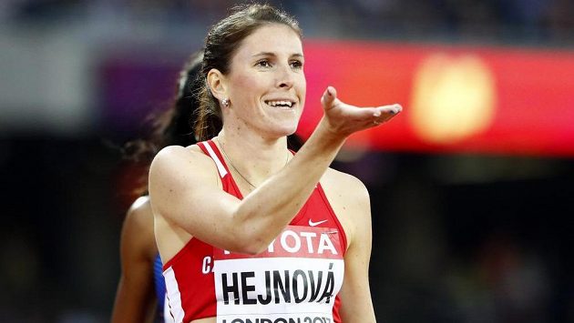 Zuzana Hejnová na startu závodu 400 m překážek. Zuzana Hejnová na startu závodu 400 m překážek.