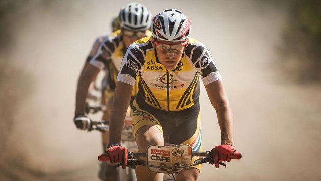 Jaroslav Kulhavý na čele startovního pole Cape Epic. Jaroslav Kulhavý na čele startovního pole Cape Epic.