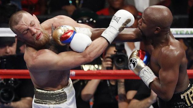 Floyd Mayweather (vpravo) a Conor McGregor během boxerského zápasu v roce 2017. Floyd Mayweather (vpravo) a Conor McGregor během boxerského zápasu v roce 2017.