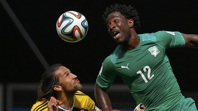 Wilfried Bony (vpravo) v dresu Pobřeží Slonoviny. Wilfried Bony (vpravo) v dresu Pobřeží Slonoviny.