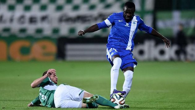 Lukáš Pauschek z Bohemians 1905 (vlevo) se snaží skluzem sebrat míč libereckému Dzonu Delargovi. Lukáš Pauschek z Bohemians 1905 (vlevo) se snaží skluzem sebrat míč libereckému Dzonu Delargovi.